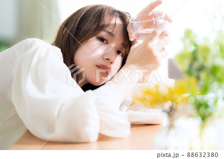 女性　ビューティー　水　水分補給　スキンケア　リビング　ライフスタイル　ニューノーマル 88632380