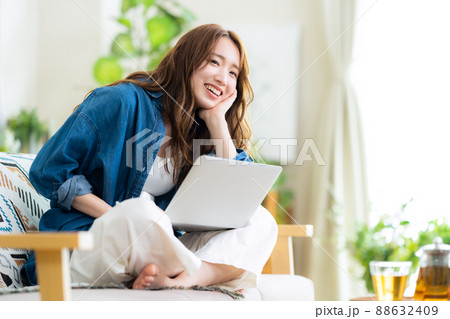 女性 リビング ライフスタイル ニューノーマル 女性 リビング ライフスタイル ニューノーマル 88632409