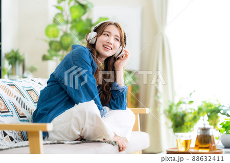 女性　リビング　ライフスタイル　ニューノーマル 88632411