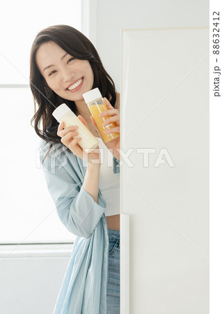 スムージーを用意する若い女性 88632412