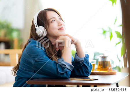 女性　リビング　ライフスタイル　ニューノーマル 88632413