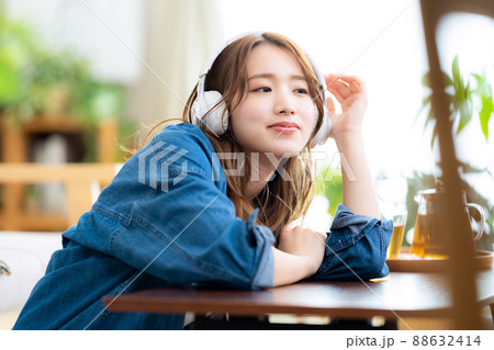 女性　リビング　ライフスタイル　ニューノーマル 88632414