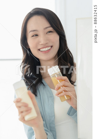 スムージーを用意する若い女性 88632415