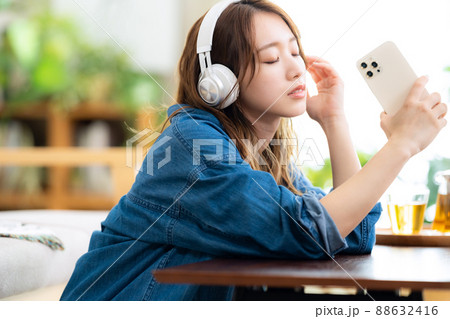 女性　リビング　ライフスタイル　ニューノーマル 88632416