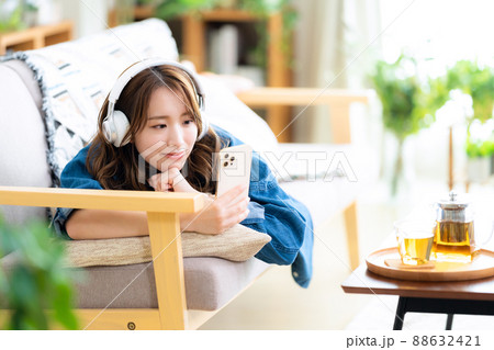 女性　リビング　ライフスタイル　ニューノーマル 88632421