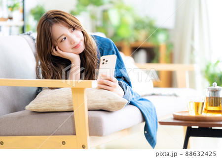 女性 リビング スマホ ライフスタイル ニューノーマル 女性 リビング スマホ ライフスタイル ニューノーマル 88632425