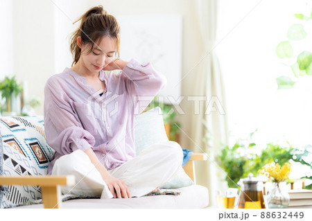 女性　リビング　ライフスタイル　ニューノーマル 88632449