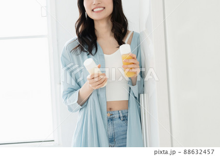 スムージーを用意する若い女性 88632457