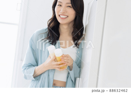 スムージーを用意する若い女性 88632462