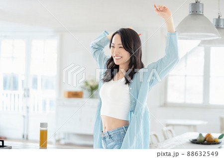 スムージーを用意する若い女性 88632549