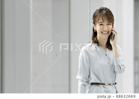 スマートフォンで通話する若い女性 スマートフォンで通話する若い女性 88632669
