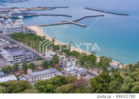 （兵庫県）洲本城跡から眺める、洲本の街並み 88632780