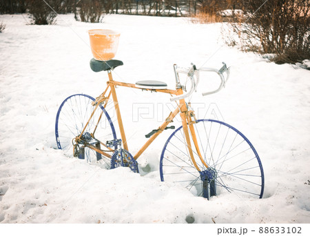 An abandoned sport cycle in the snow An abandoned sport cycle in the snow 88633102
