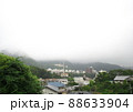 霧に包まれる六甲山麓 88633904