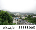 霧に包まれる六甲山麓 88633905