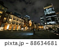 夜の東京駅丸の内駅舎と超高層ビル群 88634681