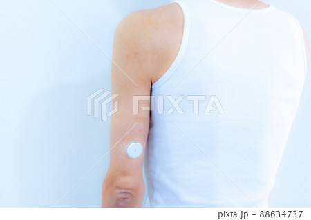 センサーを上腕に付けた男性 88634737