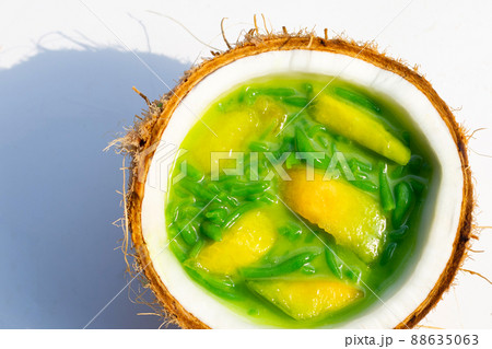 Rice flour pandan flavor with melon in coconut milk 88635063