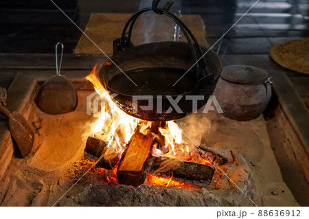 囲炉裏の炎 88636912