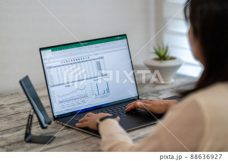 総務　経理　事務職　営業事務　一般事務　事務スタッフ　表計算　グラフ 88636927