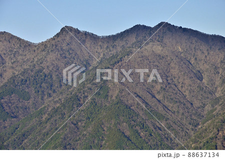 丹沢の大山三峰山より丹沢三峰の円山木ノ頭と本間ノ頭を望む 丹沢の大山三峰山より丹沢三峰の円山木ノ頭と本間ノ頭を望む 88637134