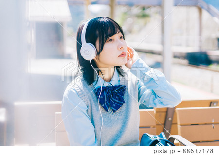 駅のホームで音楽を聴く女子高生 駅のホームで音楽を聴く女子高生 88637178