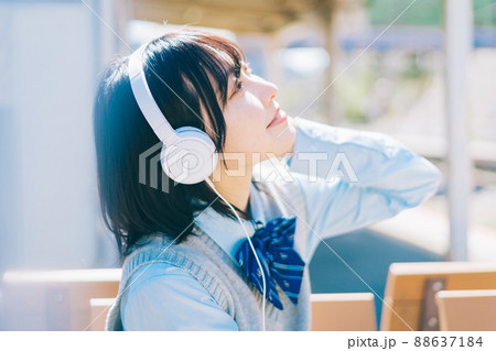 駅のホームで音楽を聴く女子高生 駅のホームで音楽を聴く女子高生 88637184