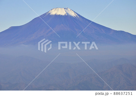 丹沢の檜洞丸より望む初冬の富士山 丹沢の檜洞丸より望む初冬の富士山 88637251