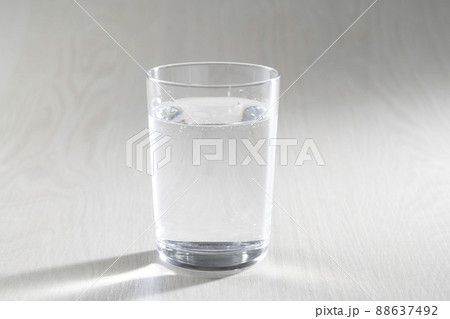 喉を潤す美味しい一杯の水 88637492