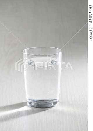 喉を潤す美味しい一杯の水 喉を潤す美味しい一杯の水 88637493