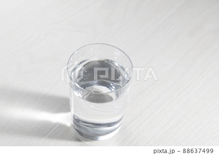 喉を潤す美味しい一杯の水 88637499