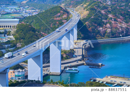 鳴門公園の展望台から南西側の神戸淡路鳴門自動車道(亀浦高架橋)方面を見る 88637551