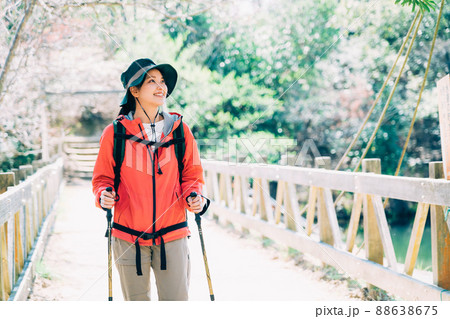 登山 トレッキング 女性 登山 トレッキング 女性 88638675