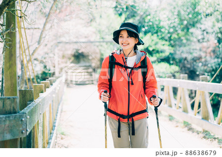 登山　トレッキング　女性 88638679