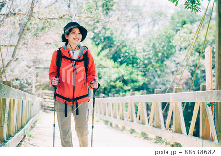 登山　トレッキング　女性 88638682
