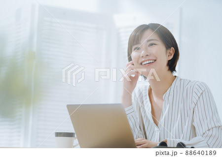 女性　ビジネス　リモートワーク 88640189