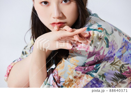 私服の若い女性 ガーリーファッション 私服の若い女性 ガーリーファッション 88640371