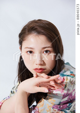 私服の若い女性 ガーリーファッション 私服の若い女性 ガーリーファッション 88640373