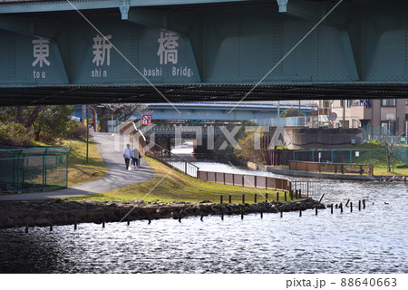 旧中川を渡る総武線鉄橋下の風景 88640663