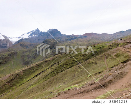【ペルー】登山道から見る美しい山の景色（ビニクンカ山（レインボーマウンテン）） 88641213