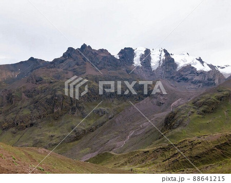 【ペルー】登山道から見る美しい山の景色(ビニクンカ山(レインボーマウンテン)) 【ペルー】登山道から見る美しい山の景色(ビニクンカ山(レインボーマウンテン)) 88641215