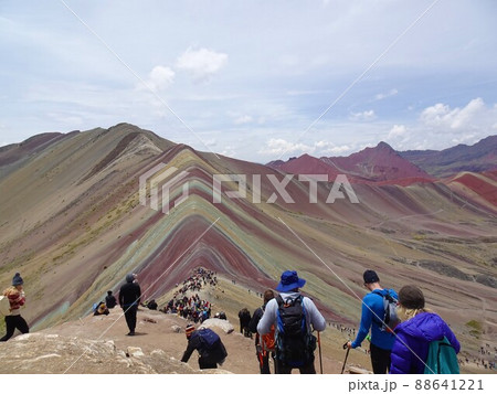 【ペルー】レインボーマウンテンの山頂からの景色（ビニクンカ山） 88641221