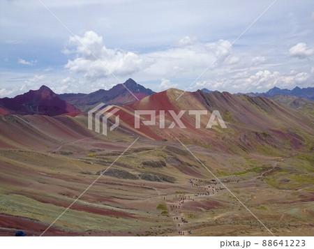 【ペルー】レインボーマウンテンの山頂からの景色(ビニクンカ山) 【ペルー】レインボーマウンテンの山頂からの景色(ビニクンカ山) 88641223