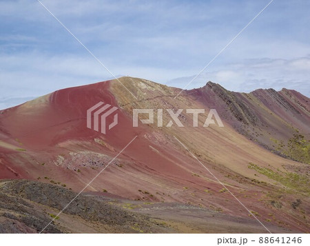 【ペルー】色鮮やかなレインボーマウンテンの山並みと青空（ビニクンカ山） 88641246