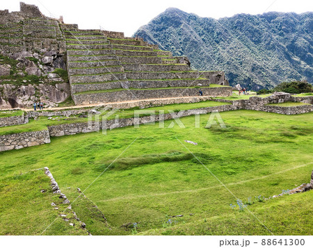 【ペルー】マチュピチュ遺跡:芝生が美しい広場と段々畑の石積み 【ペルー】マチュピチュ遺跡:芝生が美しい広場と段々畑の石積み 88641300
