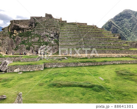 【ペルー】マチュピチュ遺跡:芝生が美しい広場と段々畑の石積み 【ペルー】マチュピチュ遺跡:芝生が美しい広場と段々畑の石積み 88641301