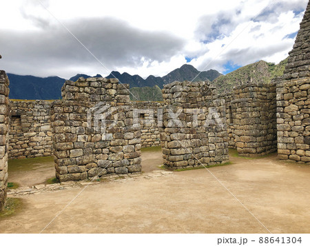 【ペルー】マチュピチュ遺跡:美しく加工をされた石積み 【ペルー】マチュピチュ遺跡:美しく加工をされた石積み 88641304