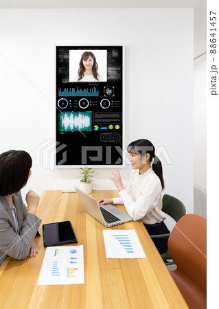 オフィスで働く女性 オフィスで働く女性 88641457