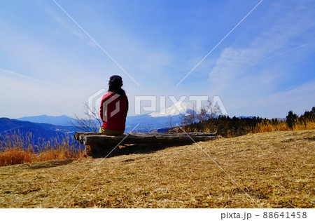 高松山 山頂からの富士山を眺める登山者 高松山 山頂からの富士山を眺める登山者 88641458