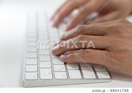 在宅勤務でキーボード入力する男性 在宅勤務でキーボード入力する男性 88641788